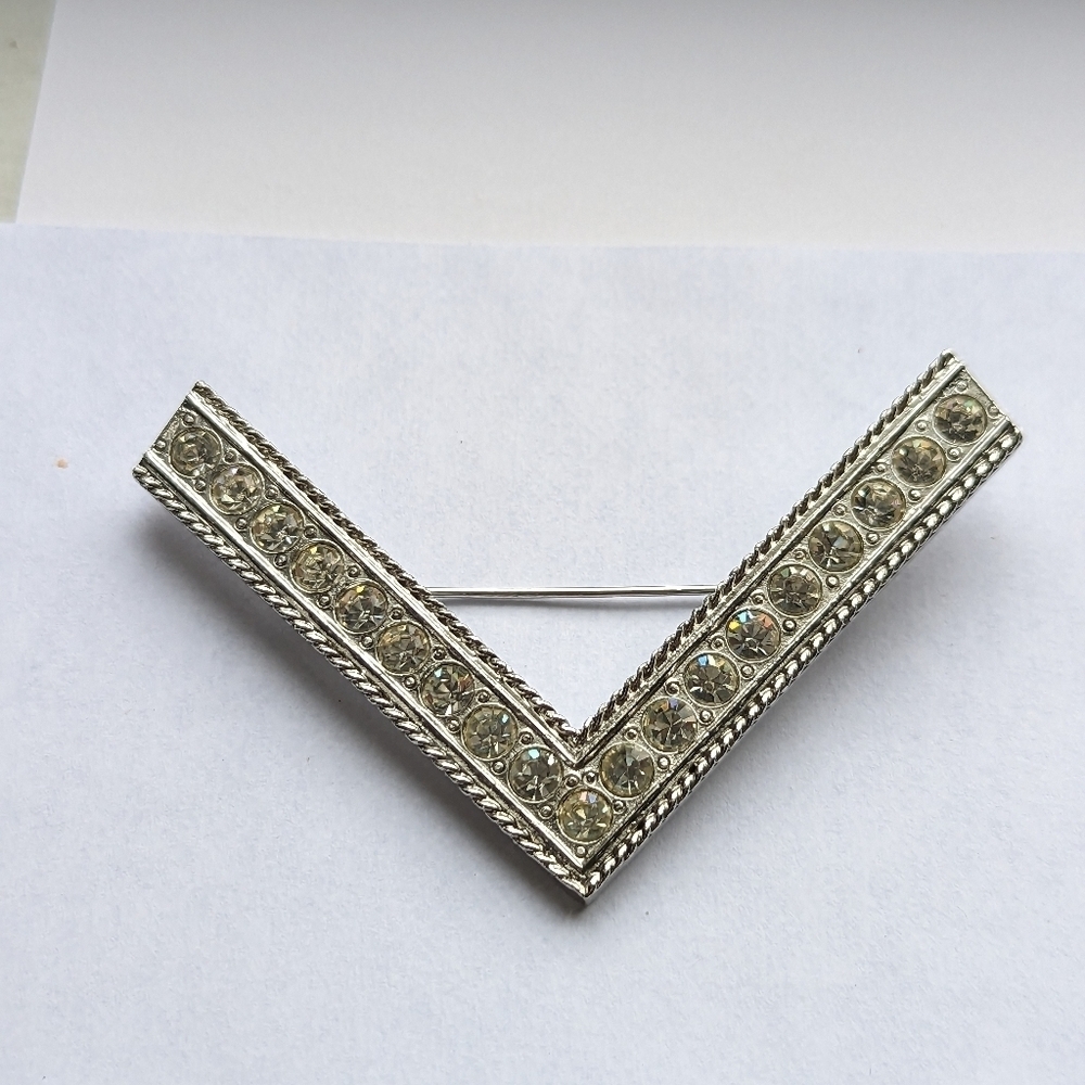 Cadoro Signed Vintage WW ll Victory Brooch Rhinestone Silver tone V Broo…